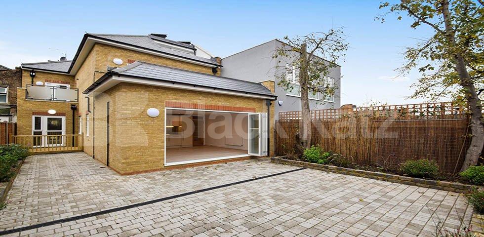 			3 Bedroom, 2 bath, 1 reception Apartment			 Avenue road, Seven Sisters